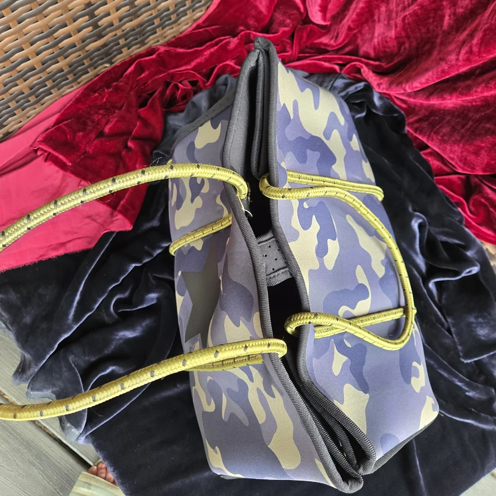 Camo Neoprene Tote Bag Rope Handles Star Accent w/ Zip Pouch - Picture 8 of 9